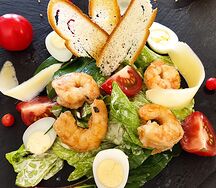 Салат Цезарь с тигровыми креветками гриль