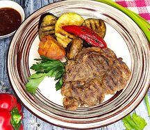 Стейк из cвинoй шейки с овощами гриль