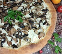 Пицца с ветчиной и грибами