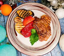 Стейк из cвинoй шеи с овощами гриль