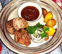 Шашлык из курочки с картофелем по-деревенски и соусом барбекю