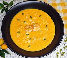 Крем-суп из тыквы с тигровыми креветками