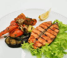 Стейк из лосося с овощами гриль