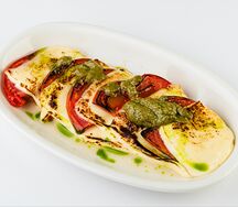 Запеченный сулугуни с томатами и соусом песто