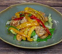Тёплый салат с курицей и болгарским перцем