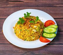 Вок с жареным рисом и овощами