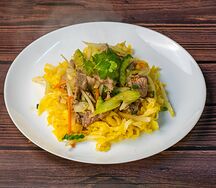 Вок с рисовой лапшой и курицей