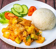 Рис с кисло-сладкий соусом и курицей
