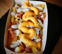 Картофель фри под сыром с беконом