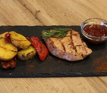 Стейк из cвинoго карбонада с овощами на гриле