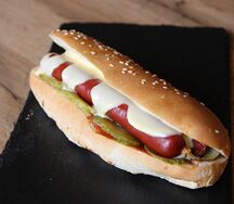 Хот-дог с охотничьими колбасками