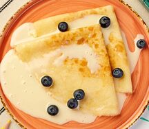 Блинчики с ягодами голубики и сгущенным молоком