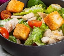 Салат Цезарь с курицей