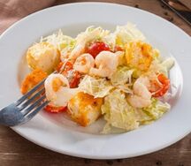 Салат Цезарь с креветками