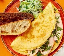 Омлет с куриной грудкой и зеленью