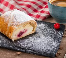 Штрудель с творогом и вишней