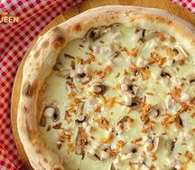Пицца с грибами, курицей и криспи луком