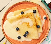 Блинчики с ягодами и сгущенным молоком