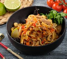 Вок с лапшой и курицей