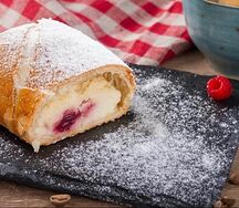 Штрудель с творогом и вишней
