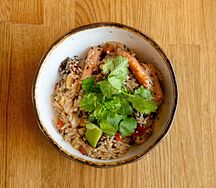 Wok с рисом и лососем