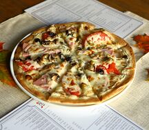 Пицца с ветчиной и грибами