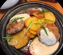 Щучьи биточки с картофельными дольками