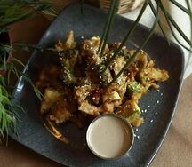 Овощи темпура с кунжутным соусом