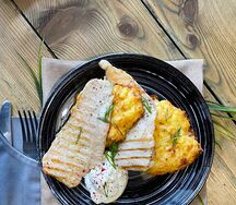 Куриное филе с драниками и сметаной