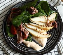 Салат с грушей и беконом