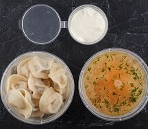 Пельмени с бульоном и сметаной