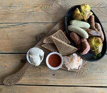 Сковородка с колбасками и картофелем