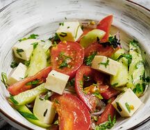 Салат из свежих овощей с сыром сулугуни и зеленью