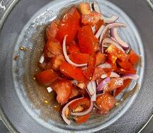 Помидоры с красным луком в гранатовом соусе