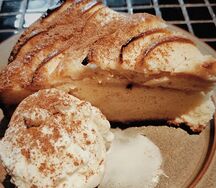 Шарлотка яблочная с корицей
