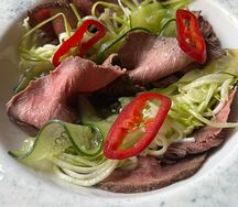 Салат с ростбифом