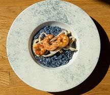 Голубое ризотто с кальмаром и креветкой