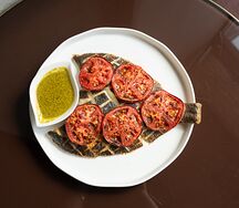 Камбала, запечённая в зелёном карри с томатами