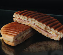 Тост с сыром, яйцом и ветчиной