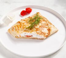 Блин с брынзой и помидорами