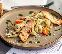 Паста с курицей и грибами с соусом песто
