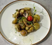 Беби-картофель с грибами и луком
