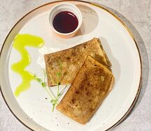 Блины с сыром, зеленым маслом и ягодным соусомм