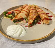 Блины с ростбифом и печеным перцем