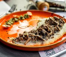 Бефстроганов с картофельным пюре и маринованными огурцами