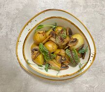 Беби-картофель с грибами и луком