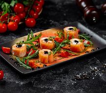 Рулет из семги с креветками и сыром креметте