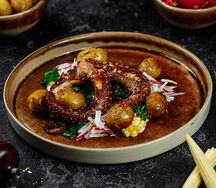 Марокканский осьминог с картофелем и шпинатом