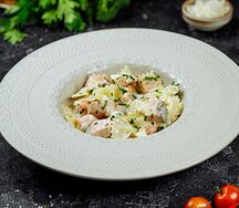 Феттуччине с морепродуктами, белыми грибами в винном соусе