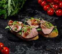 Брускетта с ростбифом